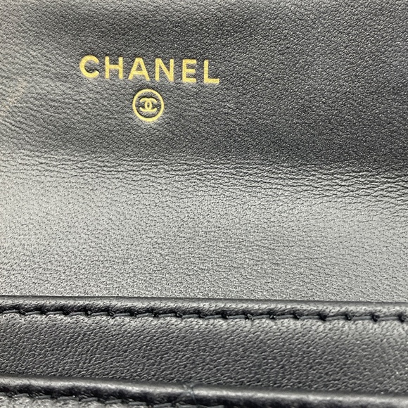 CHANEL BLACK 2023 CC LOGO LUCKY CHARM CLASSIC FLAP CARD HOLDER - Picture 7 of 13